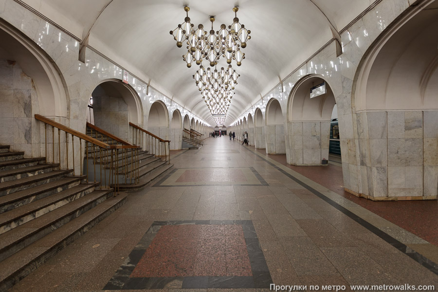 Станция Менделеевская (Серпуховско-Тимирязевская линия, Москва). Центральный зал станции, вид вдоль от глухого торца в сторону выхода.