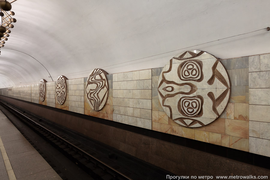 Станция Менделеевская (Серпуховско-Тимирязевская линия, Москва). Путевая стена украшена условными изображениями деформационной электронной плотности различных молекул.