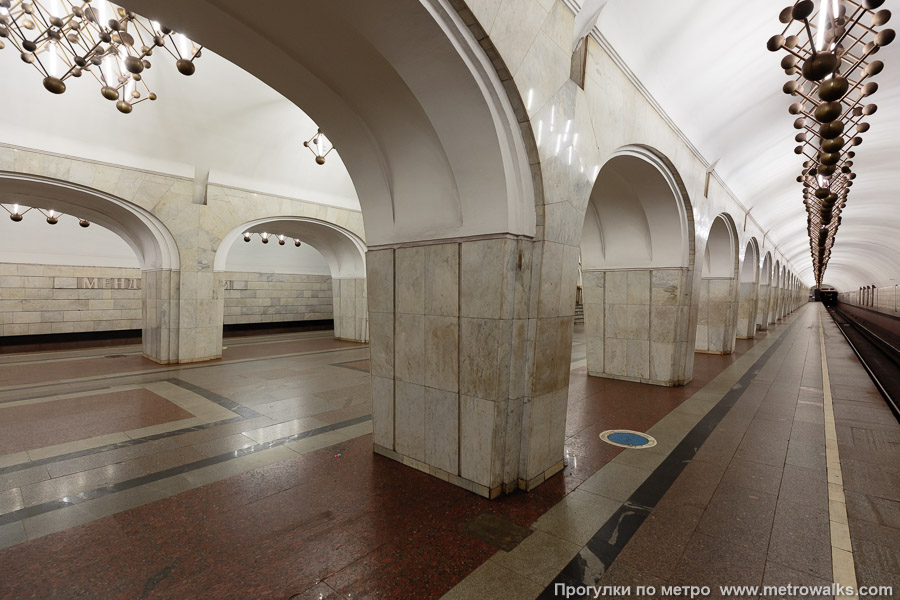 Станция Менделеевская (Серпуховско-Тимирязевская линия, Москва). Вид с края платформы по диагонали на противоположную сторону сквозь центральный зал.