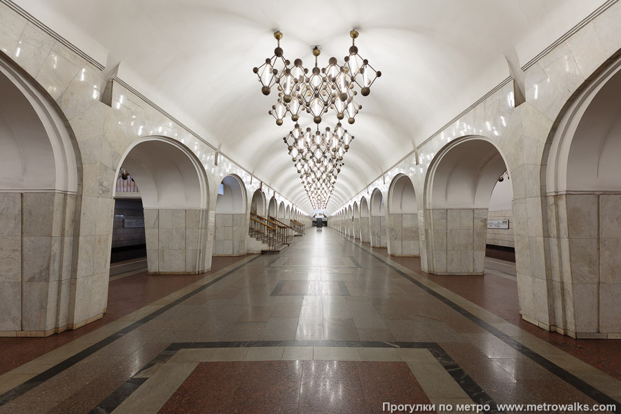 Станция Менделеевская (Серпуховско-Тимирязевская линия, Москва). Центральный зал станции, вид вдоль от глухого торца в сторону выхода.