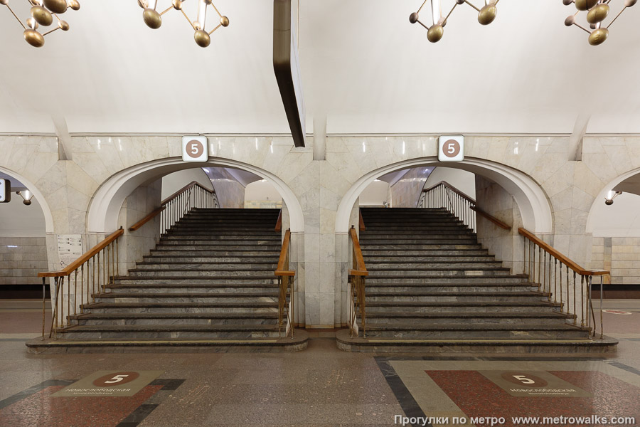 Станция Менделеевская (Серпуховско-Тимирязевская линия, Москва). В центре зала — переход на станцию Новослободскую Кольцевой линии.