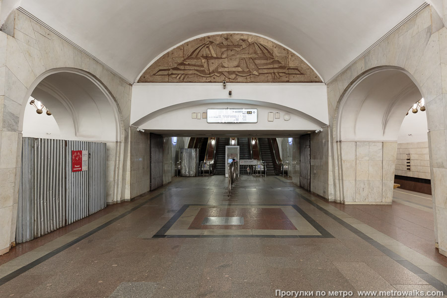 Станция Менделеевская (Серпуховско-Тимирязевская линия, Москва). Выход в город, эскалаторы начинаются прямо с уровня платформы.