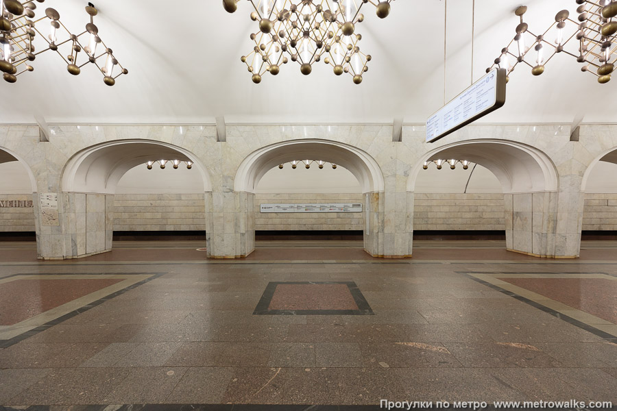 Станция Менделеевская (Серпуховско-Тимирязевская линия, Москва). Поперечный вид, проходы между колоннами из центрального зала на платформу.