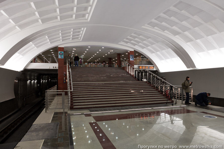 Станция Митино (Арбатско-Покровская линия, Москва). Выход в город осуществляется по лестнице.