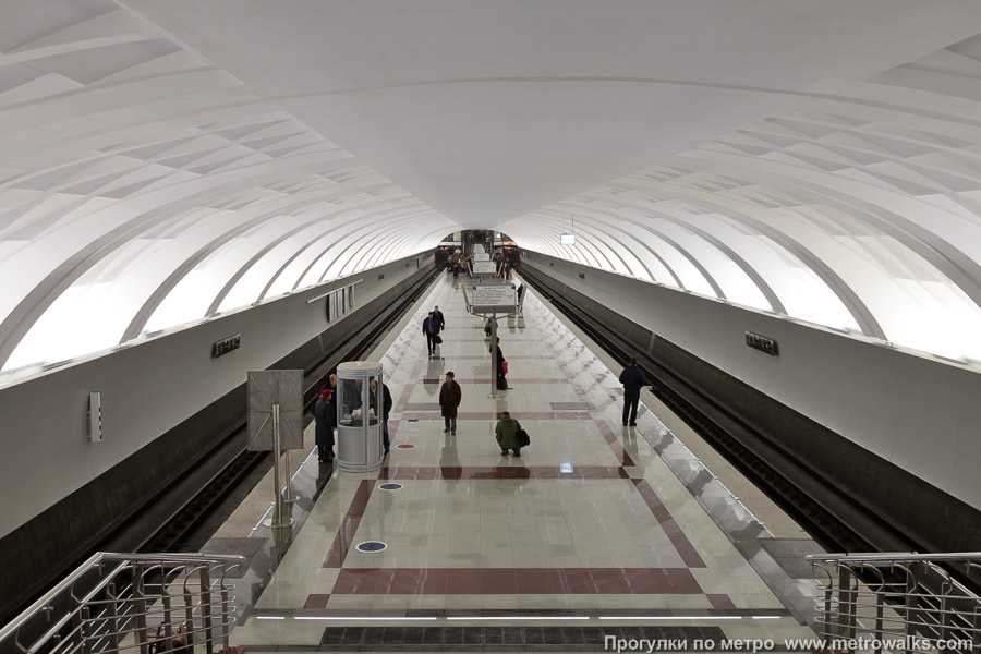 Станция Митино (Арбатско-Покровская линия, Москва). Спуск на станцию по лестнице.