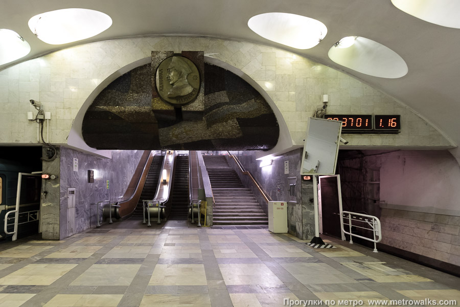 Станция Нахимовский проспект (Серпуховско-Тимирязевская линия, Москва). Выход в город, эскалаторы начинаются прямо с уровня платформы.