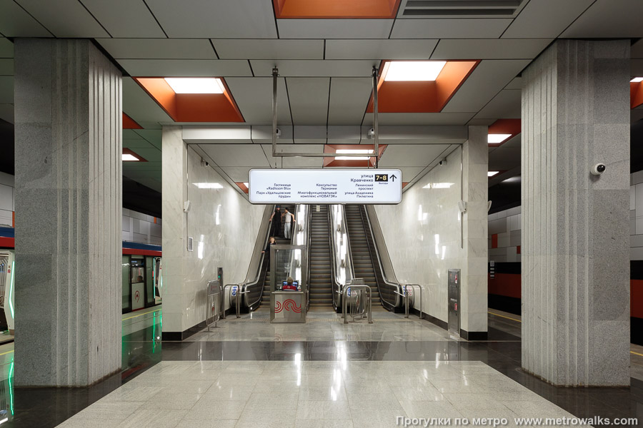 Станция Новаторская (Троицкая линия, Москва). Выход в город, эскалаторы начинаются прямо с уровня платформы. В северном торце — дополнительный выход на Ленинский проспект к улицам Академика Пилюгина и Кравченко.