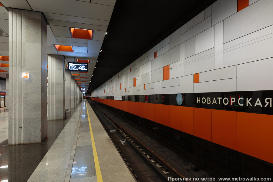 Станция Новаторская (Троицкая линия, Москва). Боковой зал станции и посадочная платформа, общий вид.