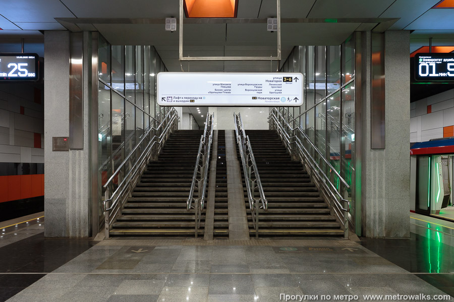 Станция Новаторская (Троицкая линия, Москва). В центре зала — длинный переход на одноимённую станцию Большой кольцевой линии, совмещённый с основным выходом на Ленинский проспект и улицу Новаторов.