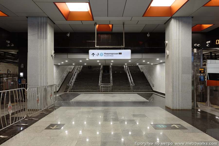 Станция Новаторская (Троицкая линия, Москва). В южном торце — короткий и удобный переход на одноимённую станцию Большой кольцевой линии.