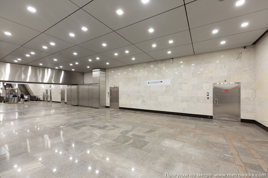 Станция Новаторская (Троицкая линия, Москва). В коротком южном переходе. Слева — эскалаторы на платформу БКЛ, за спиной фотографа — лестница обратно на платформу Троицкой линии.