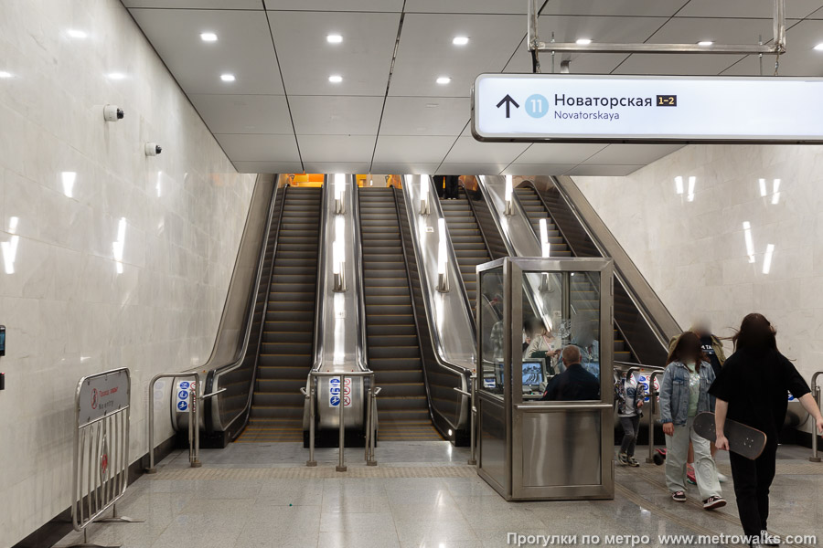 Станция Новаторская (Троицкая линия, Москва). В коротком южном переходе между станциями Новаторскими установлено 4 эскалатора.