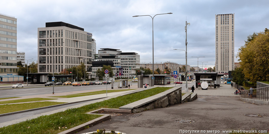 Станция Новаторская (Троицкая линия, Москва). Общий вид окрестностей станции. Ленинский проспект, вид с юга в сторону перекрёстка с улицей Новаторов (на переднем плане — входы № 3 и 4).