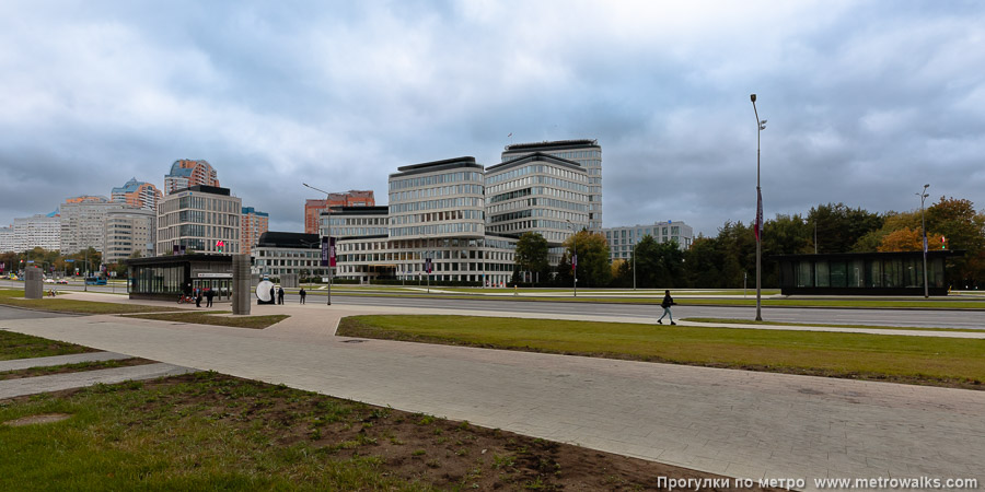 Станция Новаторская (Троицкая линия, Москва). Общий вид окрестностей станции. Ленинский проспект, к северу от улицы Новаторов (на переднем плане — входы № 7 и 8).