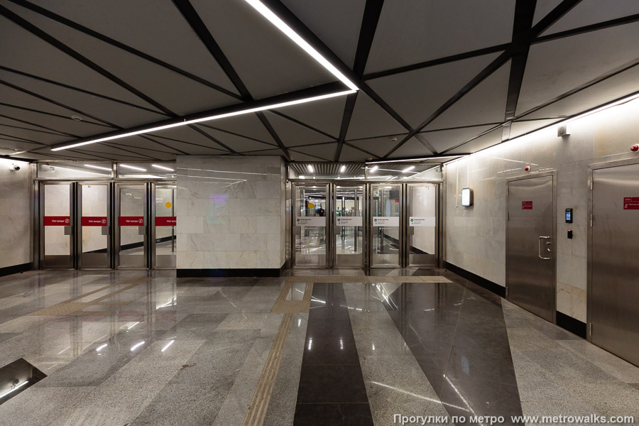 Станция Новаторская (Троицкая линия, Москва). Вход в вестибюль станции из подземного перехода.