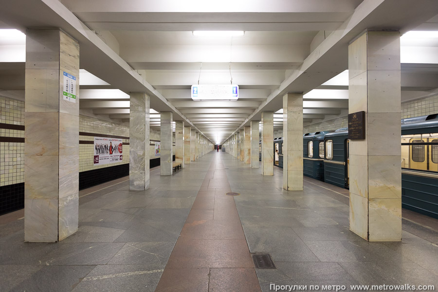 Станция Новые Черёмушки (Калужско-Рижская линия, Москва). Продольный вид центрального зала.