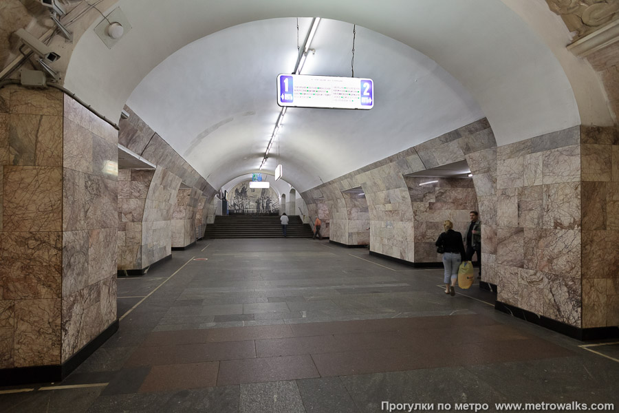 Станция Новокузнецкая (Замоскворецкая линия, Москва). В торце центрального зала — переход в южный зал Третьяковской. Эта часть центрального зала станции, построенная позже (1970), выглядит непохоже на основную часть станции.