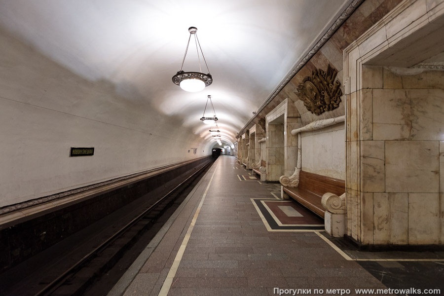 Станция Новокузнецкая (Замоскворецкая линия, Москва). Боковой зал станции и посадочная платформа, общий вид.