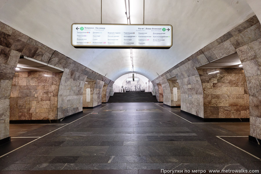 Станция Новокузнецкая (Замоскворецкая линия, Москва). Продольный вид центрального зала. Продление, пристроенное в 1970, выглядит непохоже на основную часть станции.