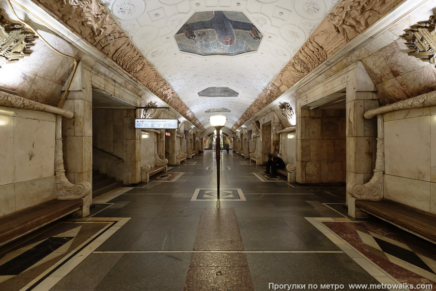 Станция Новокузнецкая (Замоскворецкая линия, Москва). Продольный вид центрального зала. Старая, оригинальная часть зала.