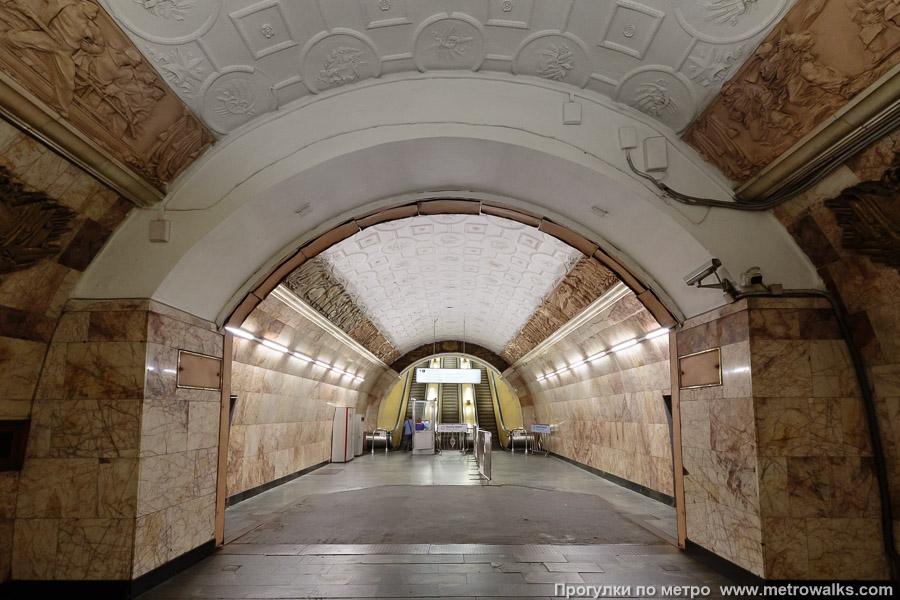 Станция Новокузнецкая (Замоскворецкая линия, Москва). Часть станции около выхода в город.