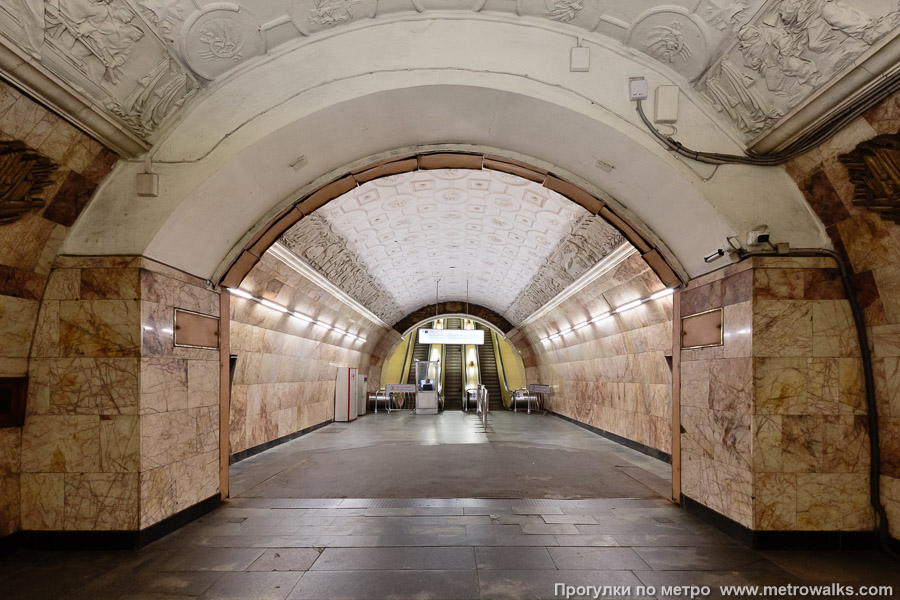 Станция Новокузнецкая (Замоскворецкая линия, Москва). Часть станции около выхода в город.