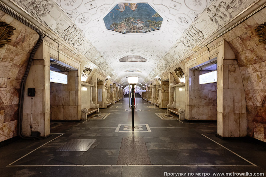 Станция Новокузнецкая (Замоскворецкая линия, Москва). Продольный вид центрального зала. Старая, оригинальная часть зала.