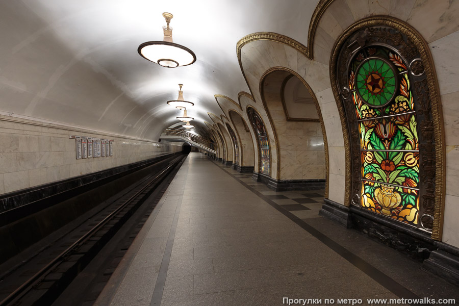 Станция Новослободская (Кольцевая линия, Москва). Боковой зал станции и посадочная платформа, общий вид.