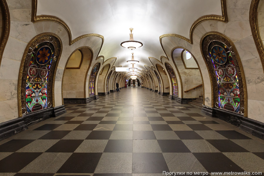Станция Новослободская (Кольцевая линия, Москва). Центральный зал станции, вид вдоль от глухого торца в сторону выхода.