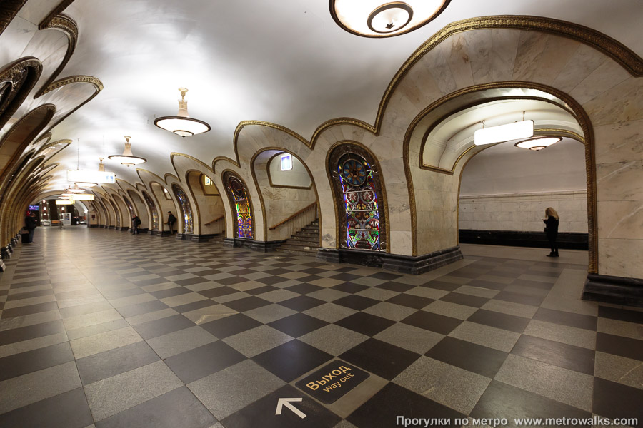 Станция Новослободская (Кольцевая линия, Москва). Вид по диагонали.