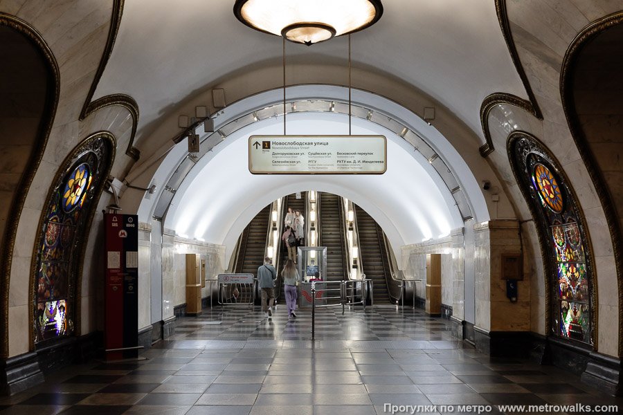 Станция Новослободская (Кольцевая линия, Москва). Выход в город, эскалаторы начинаются прямо с уровня платформы.