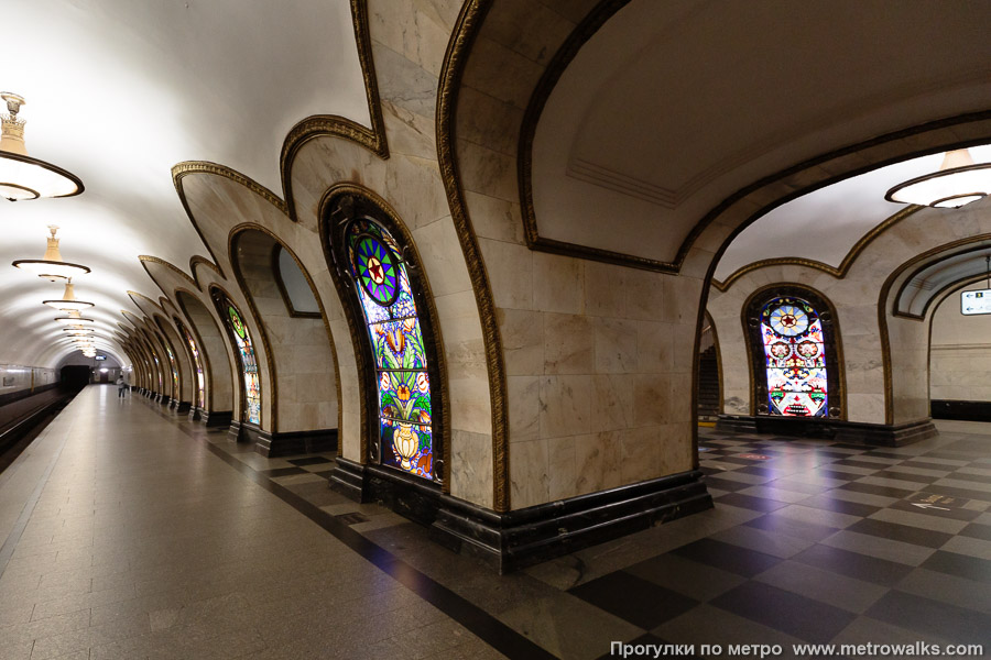 Станция Новослободская (Кольцевая линия, Москва). Вид на пилоны со стороны края платформы.