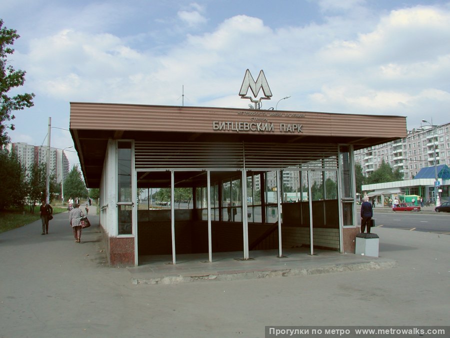 Станция Новоясеневская (Калужско-Рижская линия, Москва). Вход на станцию осуществляется через подземный переход. Исторический снимок 2002 года.