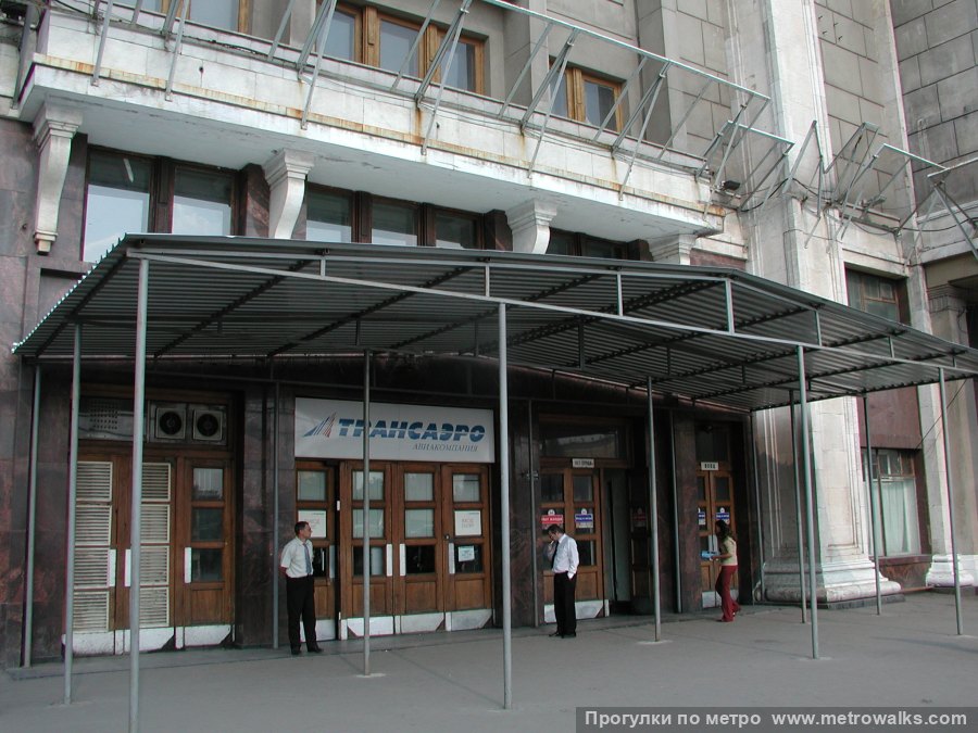 Станция Охотный Ряд (Сокольническая линия, Москва). Историческое фото (2002) входа в северо-восточный вестбюль, встроенного в гостиницу «Москва», снесённую в 2003 году. Он был заменён на спуск через подземный переход.