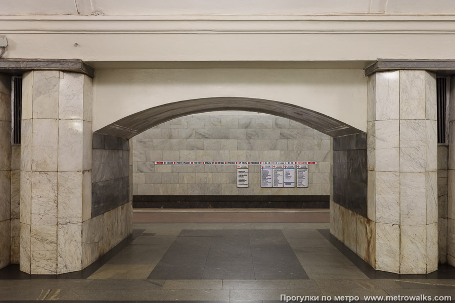 Станция Охотный Ряд (Сокольническая линия, Москва). Проход между центральным залом и посадочными платформами крупным планом.