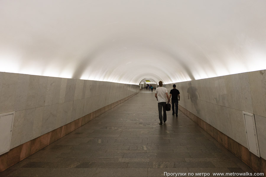 Станция Охотный Ряд (Сокольническая линия, Москва). Переход на станцию Театральную Замоскворецкой линии. Этот коридор был построен в 1974, а старый коридор 1944 года теперь используется только для движения в обратном направлении.