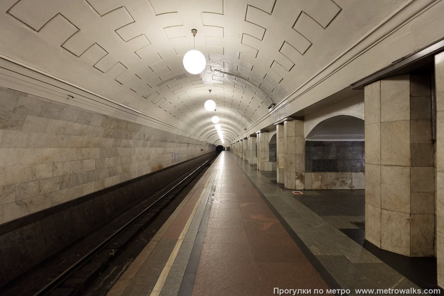 Станция Охотный Ряд (Сокольническая линия, Москва). Боковой зал станции и посадочная платформа, общий вид.