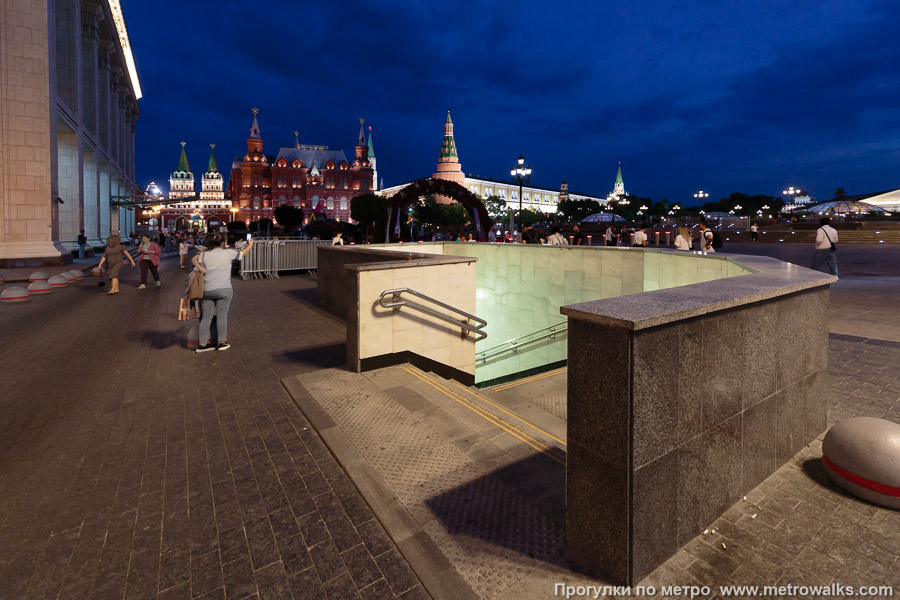 Станция Охотный Ряд (Сокольническая линия, Москва). Общий вид окрестностей станции. Юго-западный вход через подземный переход. Справа — Манежная площадь, слева — проход к Красной площади.