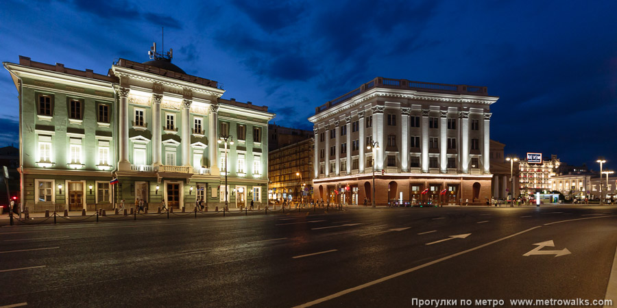 Станция Охотный Ряд (Сокольническая линия, Москва). Общий вид окрестностей станции. Улица Охотный ряд, справа — Театральная площадь.