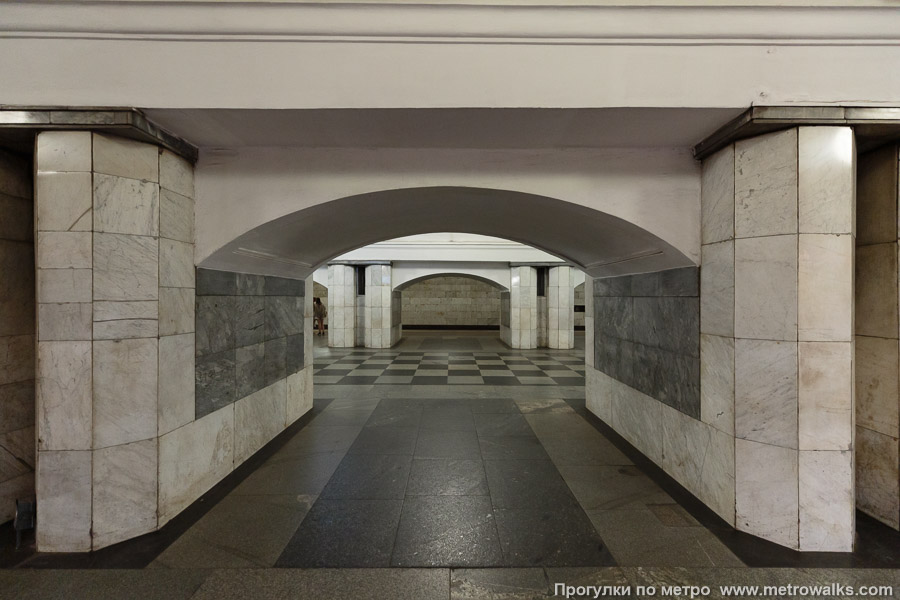 Станция Охотный Ряд (Сокольническая линия, Москва). Сквозной вид с края платформы через два прохода между пилонами.