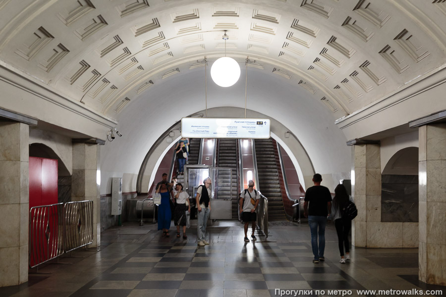 Станция Охотный Ряд (Сокольническая линия, Москва). Выход в город, эскалаторы начинаются прямо с уровня платформы. Юго-западный выход к Манежной и Красной площадям.