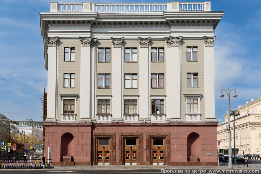 Станция Охотный Ряд (Сокольническая линия, Москва). Наземный вестибюль станции встроен в здание. Северо-восточный вестибюль — общий со станцией Театральной Замоскворецкой линии.