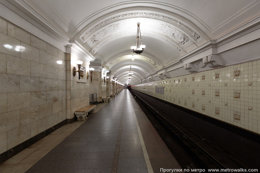 Станция Октябрьская (Кольцевая линия, Москва). Боковой зал станции и посадочная платформа, общий вид.