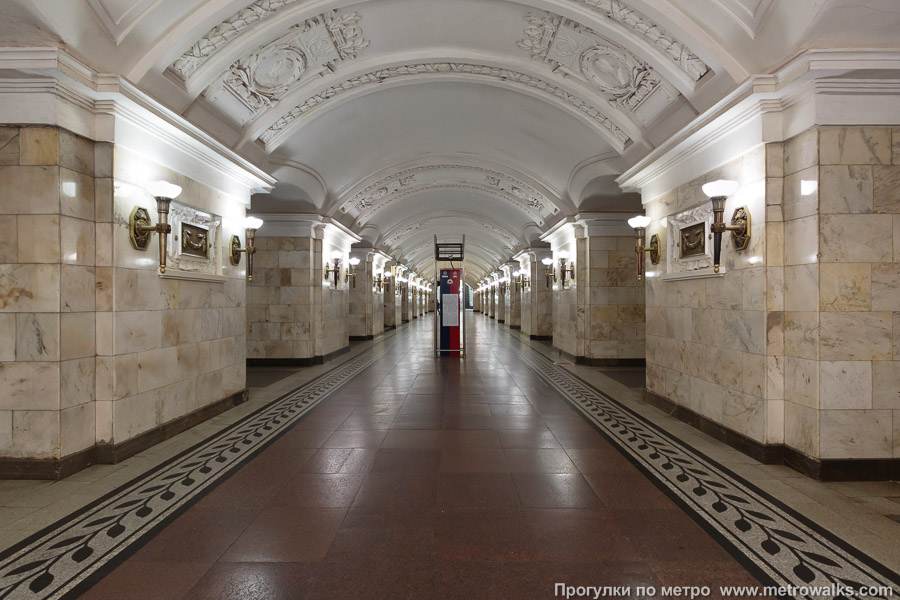 Станция Октябрьская (Кольцевая линия, Москва). Центральный зал станции, вид вдоль от глухого торца в сторону выхода.