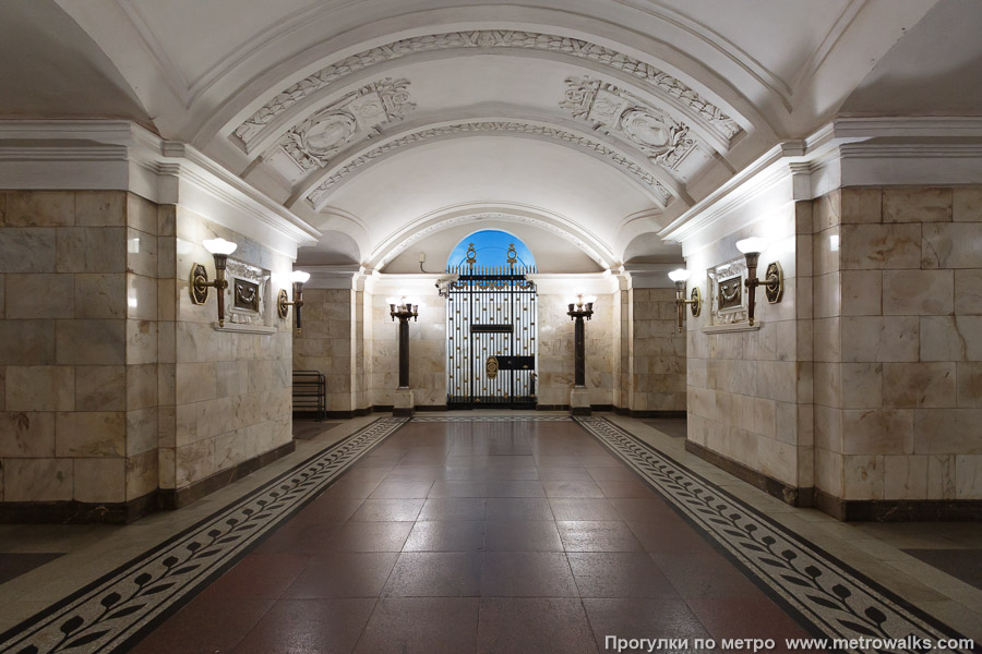 Станция Октябрьская (Кольцевая линия, Москва). Противоположная от входа часть станции.