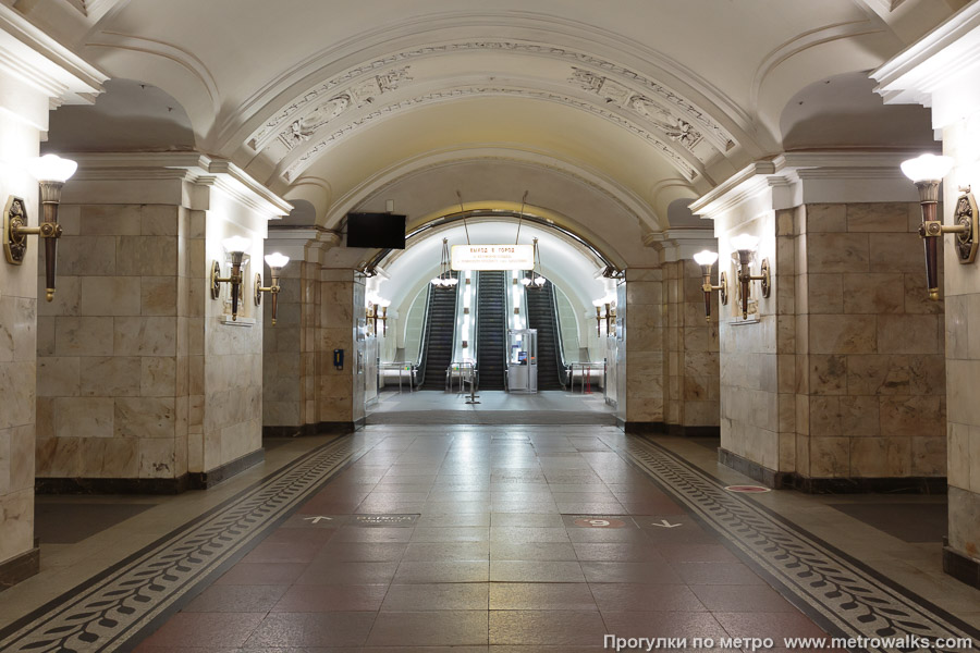 Станция Октябрьская (Кольцевая линия, Москва). Выход в город, эскалаторы начинаются прямо с уровня платформы.