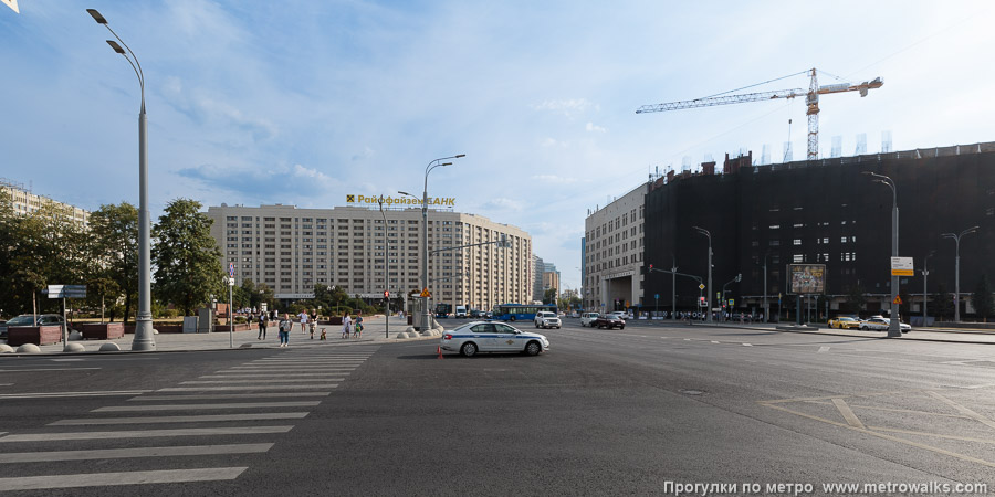 Станция Октябрьская (Кольцевая линия, Москва). Общий вид окрестностей станции. Калужская площадь.