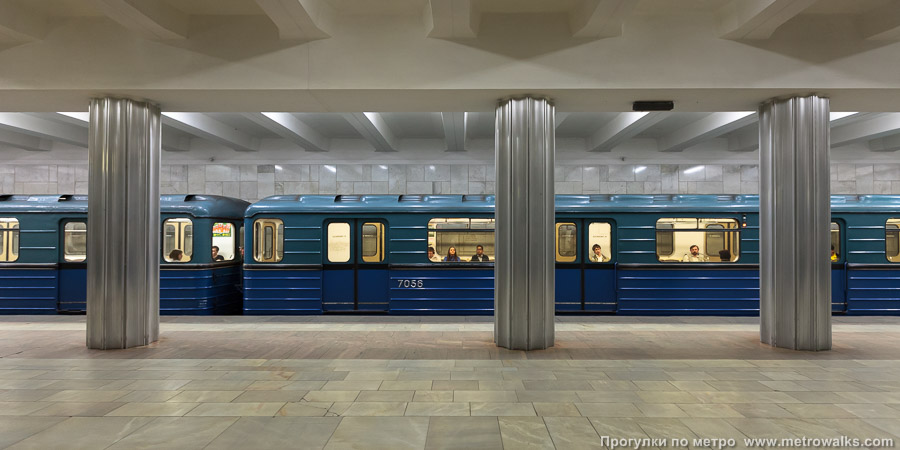 Станция Октябрьское поле (Таганско-Краснопресненская линия, Москва). Поперечный вид, проходы между колоннами из центрального зала на платформу. Для пущей цветастости — с поездом.