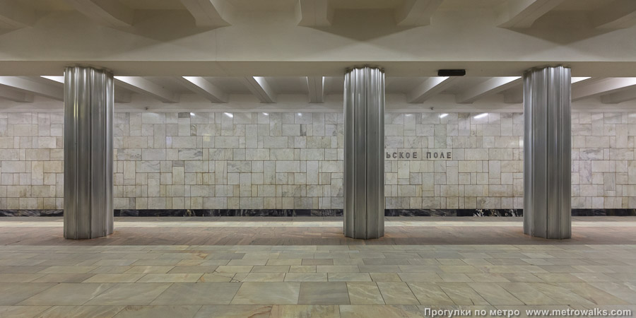 Станция Октябрьское поле (Таганско-Краснопресненская линия, Москва). В центре станции для усиления конструкции одна пара колонн установлена с меньшим шагом.