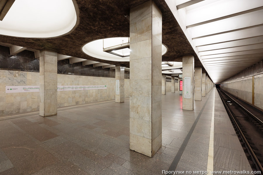 Станция Орехово (Замоскворецкая линия, Москва). Вид с края платформы по диагонали на противоположную сторону сквозь центральный зал.